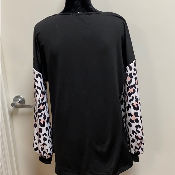 Black top with leopard sleeves - Picture 2 of 5